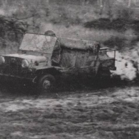 Démonstration pour la BBC au volant d'une BMC Mini Moke sur un terrain militaire